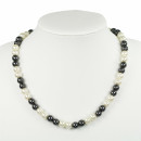 Magnetic pearl necklace cream