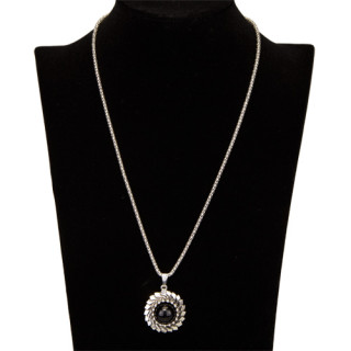 Necklace with pendant, black