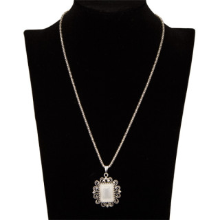 Necklace with pendant, white
