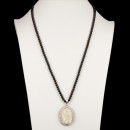 Long necklace with mother-of-pearl pendant, white
