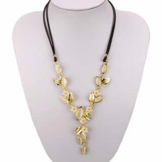 Elegant necklace with cateystones
