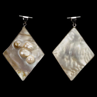 mother-of-pearl pendant with freshwater pearls, 65x50mm