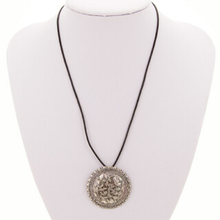 Necklace with pendant, gold