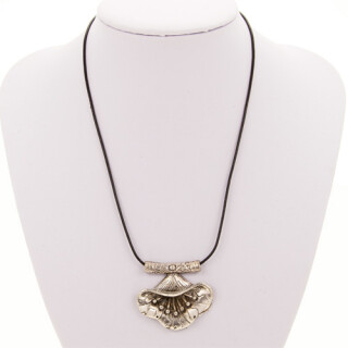 Necklace with pendant, gold